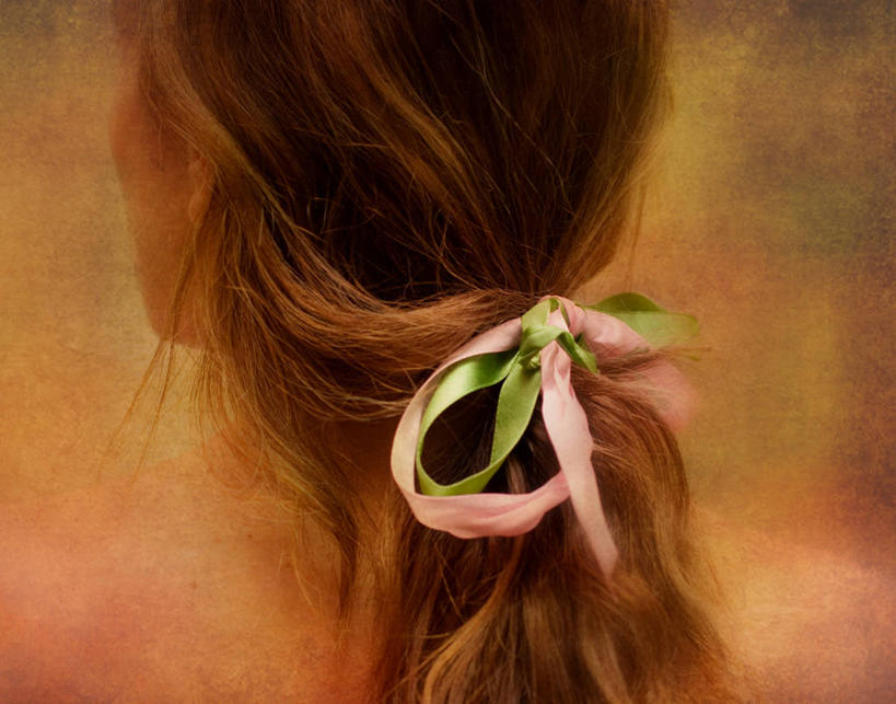 成年人,脸,头,脸颊,头发,一个人,横图,时尚,美国,仅一个女性,纹路,纹理,缎带,肩膀,背面,粉色,绿色,摄影,马尾辫,纽约州,肌理,头部,长发,脸部,脸蛋,面部,彩图