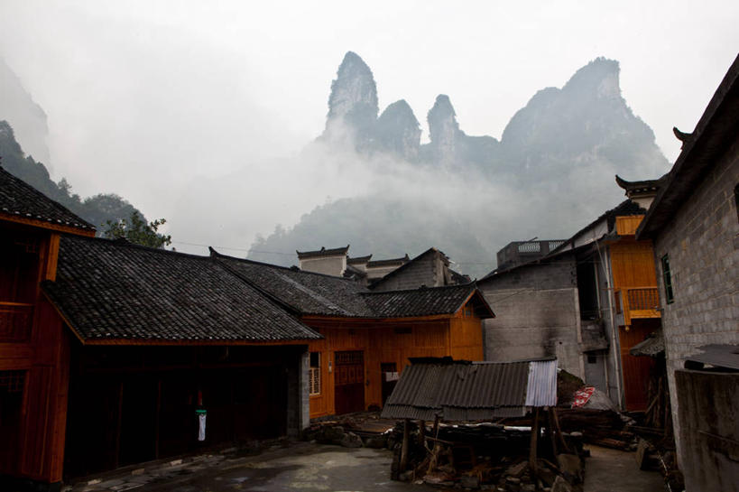 无人,横图,室外,白天,山脉,雾,建筑,房屋,屋顶,乡村,天气,自然,摄影,宁静,湖南省,苗族,万里无云,彩图