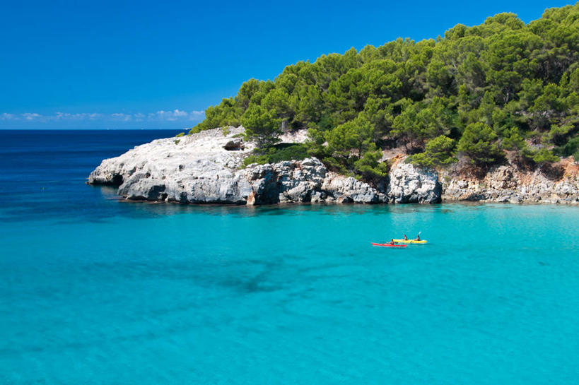 划船,横图,室外,白天,海洋,西班牙,欧洲,云,天空,自然,运输,摄影,岩层,南欧,独木舟,西班牙王国,巴利阿里群岛,巴利阿里,梅诺卡岛,海滩,岩石,彩图,皮船