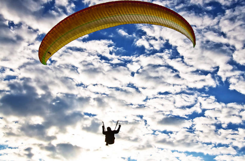 一个人,坐,横图,室外,白天,降落伞,意大利,云,半空,拿着,天空,自然,摄影,剪影,冒险,彩图,蒙泰罗索