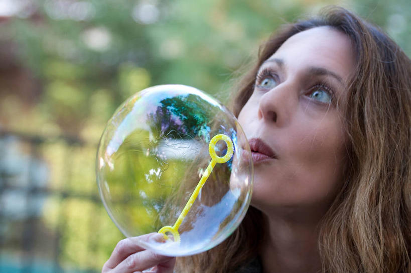 西方人,成年人,中年人,老年人,脸,头,脸颊,头发,一个人,横图,室外,特写,白天,欧洲,美国,欧洲人,仅一个女性,仅一个人,透明,反射,圆形,拿着,吹泡泡,吹气,肩膀,泡泡,向上看,仅一个中年女性,思考,金色,摄影,享乐,脆弱,纽约州,女人,女性,中年女性,白种人,头部,脸部,脸蛋,面部,彩图