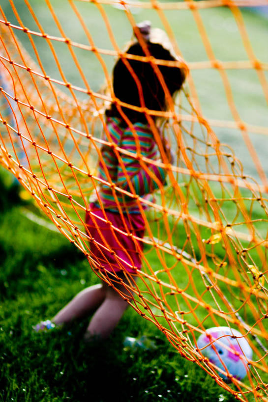 儿童,一个人,竖图,室外,白天,纯洁,足球,美国,仅一个女性,仅一个人,进球,休闲装,草,小孩,仅一个小孩,橙色,可爱,童年,童趣,摄影,享乐,童真,烂漫,无邪,伊利诺斯州,芝加哥市,天真,女孩,女人,女性,孩子,跪着,彩图,女生