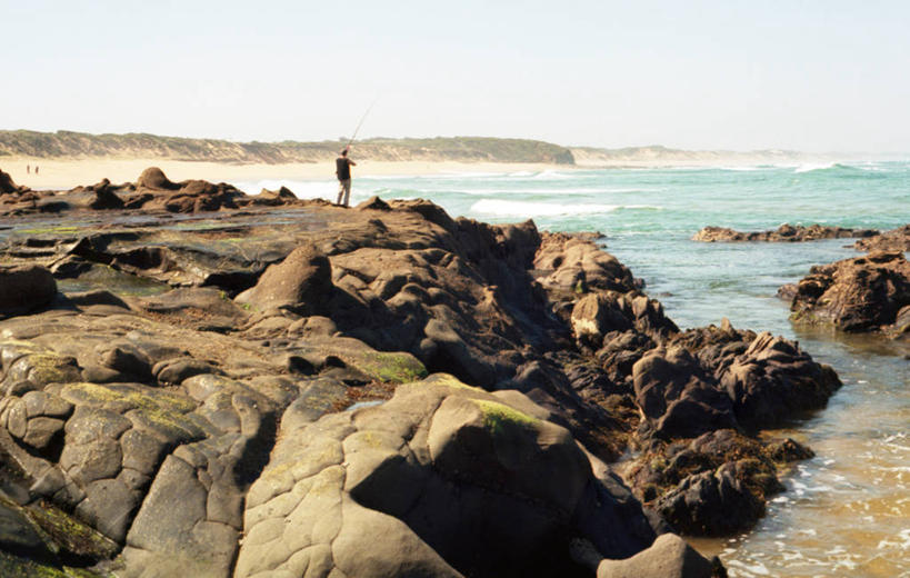 一个人,站,横图,室外,白天,海洋,澳大利亚,天空,自然,摄影,钓竿,海滩,岩石,休闲活动,彩图,钓鱼