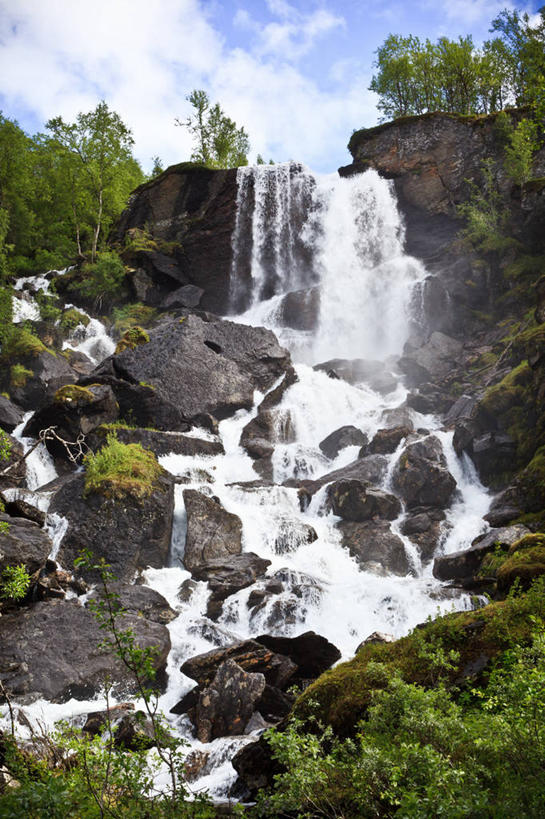 无人,竖图,室外,白天,瀑布,山,挪威,云,风景,天空,自然,摄影,灌木,宁静,岩石,彩图