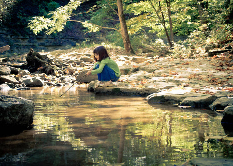 西方人,儿童,一个人,蹲,横图,室外,白天,纯洁,水,欧洲,美国,欧洲人,仅一个女性,仅一个人,反射,拿着,休闲装,树,小孩,小溪,自然,仅一个小孩,可爱,童年,童趣,摄影,享乐,童真,烂漫,无邪,布卢明顿,天真,女孩,女人,女性,白种人,孩子,休闲活动,彩图,女生