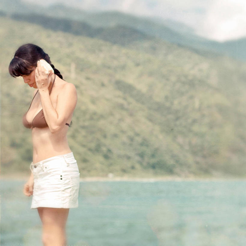 成年人,中年人,一个人,站,方图,室外,白天,侧面,泳装,比基尼,度假,探险,山,水,贝壳,委内瑞拉,仅一个女性,仅一个人,短裤,拿着,注视,自然,观察,看,仅一个中年女性,摄影,观看,察看,关注,迷你裙,女人,女性,中年女性,休闲活动,彩图,三点式,泳衣,感知