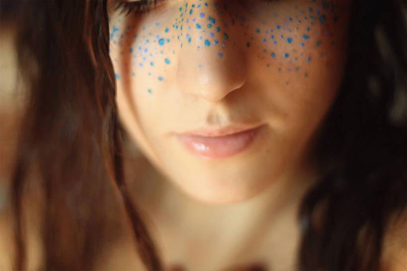 成年人,一个人,横图,室内,特写,白天,正面,意大利,仅一个年轻女性,仅一个女性,仅一个人,蓝色,摄影,部分,涂料,雀斑,想法,卢卡,美术工艺,害羞,年轻女性,女人,女性,年轻人,休闲活动,彩图