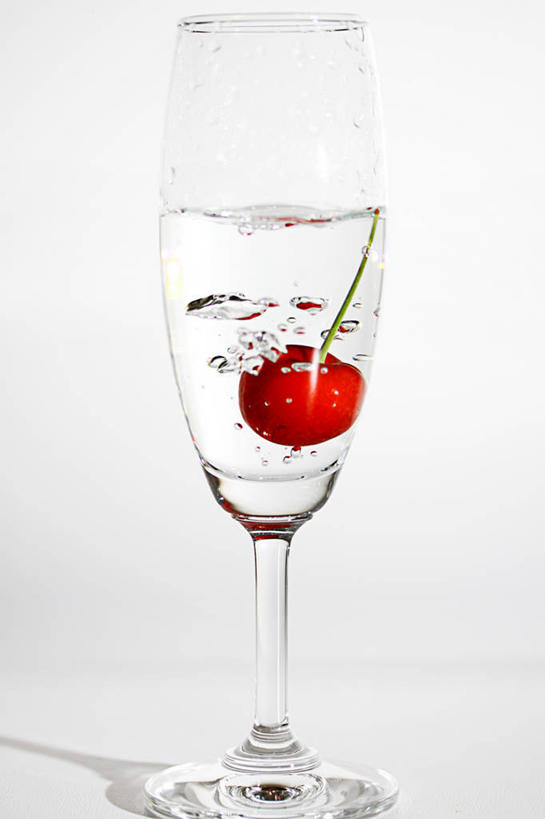 无人,竖图,特写,白色背景,水,樱桃,水果,日本,透明,饮食,一个,红色,泡泡,半满,摄影,单个,葡萄酒杯,清新,健康食物,彩图,影棚拍摄