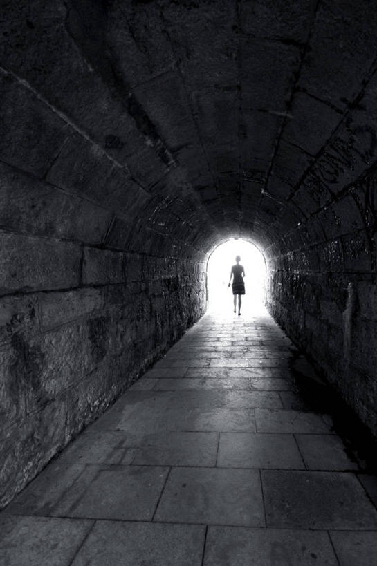 成年人,一个人,竖图,室内,日光,葡萄牙,仅一个女性,隧道,首都,里斯本,摄影,剪影,步行,彩图,独处