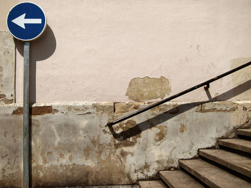 无人,横图,室外,白天,通讯,楼梯,指示牌,日光,西班牙,标志,文字,墙,方向,标识,布告,箭头,台阶,粉色,摄影,指导,指向,簇,阿斯图里亚斯,彩图,希洪