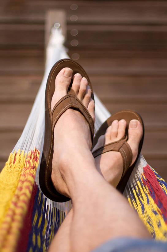 成年人,腿,一个人,竖图,室外,白天,凉鞋,度假,吊床,鞋子,荷兰,吊挂,悬挂,挂,放松,摄影,部分,四肢,休闲活动,彩图,夹趾拖鞋,人字拖,人字拖鞋