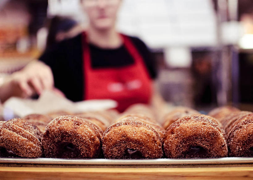 成年人,一个人,横图,室内,特写,烘焙,纽约,美国,仅一个女性,一排,许多,准备,整齐,围裙,很多,饮食,排列,红色,苹果汁,摄影,部分,队列,清新,多纳圈,纽约州,苹果酒,彩图