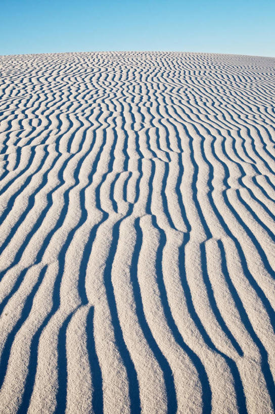 无人,公园,竖图,室外,白天,沙漠,美国,波纹,地平线,辽阔,地面,沙丘,风景,天空,自然,广阔,摄影,宁静,一望无际,北美,北美洲,国家公园,延伸,美洲,新墨西哥,新墨西哥州,天地相交,北亚美利加洲,亚美利加洲,迷人之地,迷人之州,白沙国家纪念碑,白沙国家公园,无边无际,一马平川,彩图,美利坚合众国