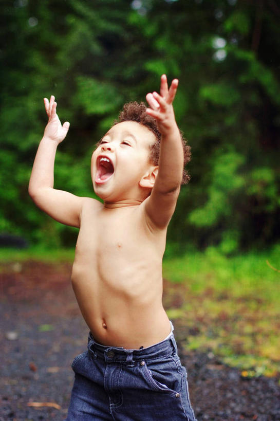 西方人,婴儿,儿童,一个人,举,竖图,室外,特写,白天,幸福,纯洁,欧洲,美国,欧洲人,仅一个人,裸露,刺激,小孩,托,向上看,张嘴,可爱,乐趣,童年,摄影,活泼,享乐,宝宝,裸,张大嘴巴,纯真,烂漫,无邪,华盛顿州,伶俐,天真,白种人,非洲人,孩子,张开嘴,举起,举手,举着,向上举,向上伸,向上托,半身,彩图,欢乐