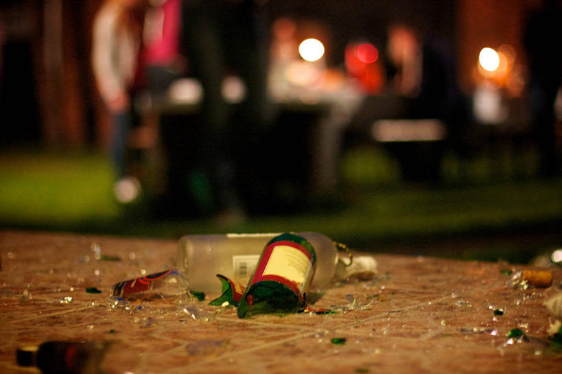 无人,横图,室外,夜晚,德国,慕尼黑,瓶子,摄影,照亮,不幸,问题,毁灭,碎玻璃,想法,彩图