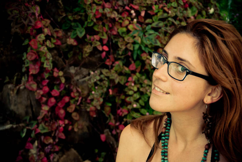 西方人,成年人,脸,头,脸颊,一个人,笑,微笑,露齿笑,横图,室外,白天,正面,幸福,项链,墨西哥,欧洲,欧洲人,仅一个年轻女性,仅一个女性,仅一个人,眼镜,珠子,注视,休闲装,肩膀,观察,看,斜视,摄影,观看,灌木,察看,拉丁美洲,鄙视,关注,肖像,圣克里斯托瓦尔,藐视,讽刺,蔑视,嘲笑,年轻女性,女人,女性,白种人,年轻人,头部,脸部,脸蛋,面部,彩图