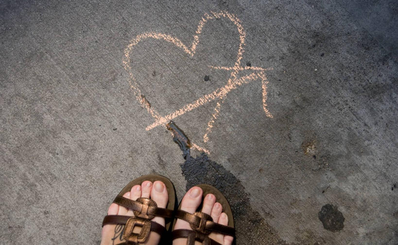 成年人,一个人,站,横图,俯视,室外,白天,鞋子,纽约,美国,仅一个女性,摄影,部分,等,足,想法,心型,彩图,高角度拍摄,爱