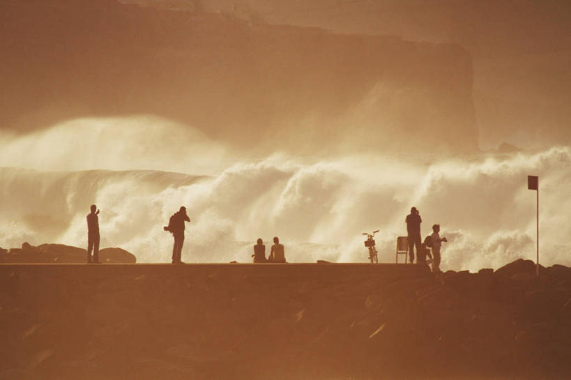 成年人,横图,室外,旅游,度假,日落,雾,西班牙,行人,游客,游人,乌云,路人,旅客,波浪,摄影,涨潮,剪影,大西洋群岛,过客,男人,女人,海滩,休闲活动,彩图