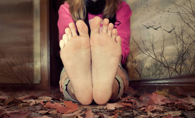 西方人,儿童,少年,腿,一个人,坐,横图,室内,特写,纯洁,叶子,西班牙,欧洲,欧洲人,仅一个男性,仅一个年轻女性,仅一个女性,仅一个人,休闲装,仅一个年轻男性,小孩,辫子,赤脚,放松,可爱,童年,童趣,摄影,部分,青春期,脚掌,童真,烂漫,无邪,四肢,天真,男人,男性,年轻男性,年轻女性,女人,女性,白种人,孩子,秋天,彩图