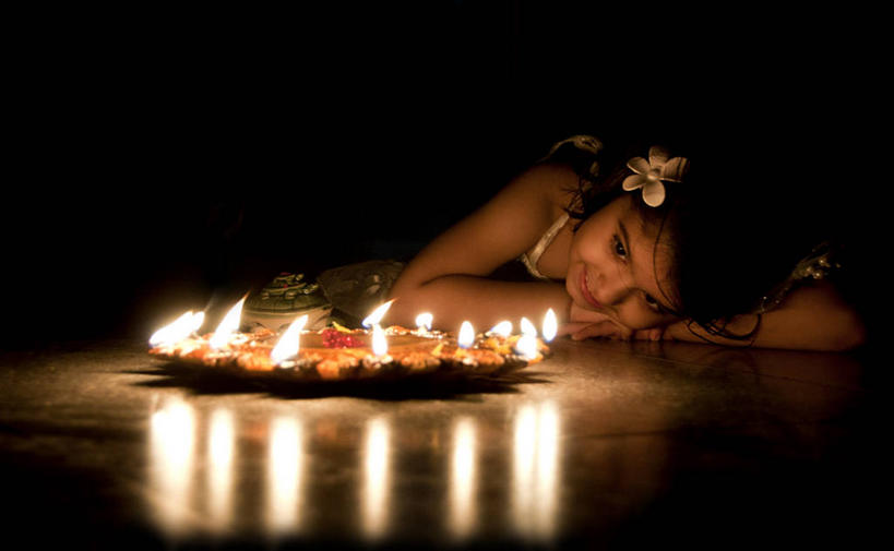 西方人,婴儿,儿童,一个人,微笑,横图,室内,幸福,纯洁,欧洲,印度,欧洲人,仅一个人,反射,火焰,小孩,可爱,童年,凝视,摄影,活泼,照亮,宝宝,油灯,纯真,烂漫,无邪,伶俐,天真,白种人,孩子,彩图