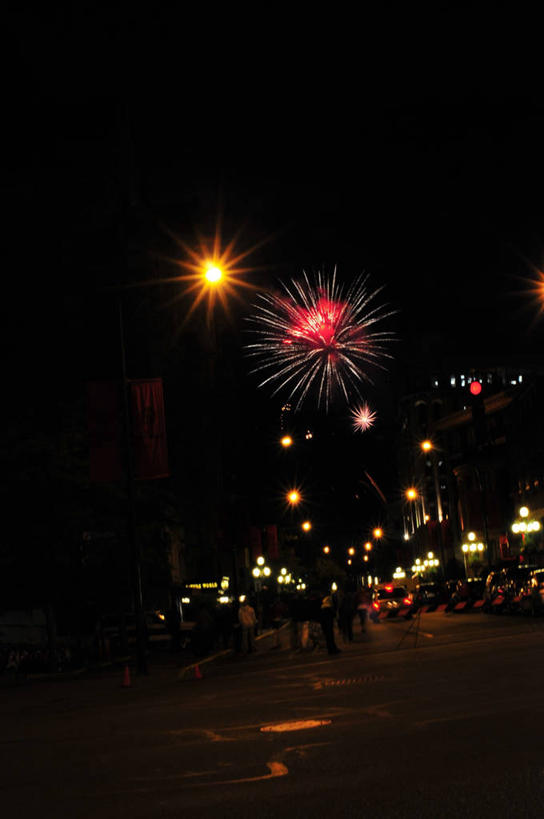 竖图,室外,夜晚,爆炸,城市,路灯,加拿大,庆祝,焰火,摄影,照亮,彩图