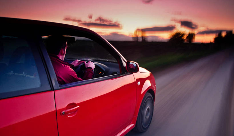 成年人,脸,头,脸颊,一个人,横图,室外,侧面,运动模糊,日落,路,汽车,英国,仅一个男性,拿着,肩膀,红色,方向盘,运输,摄影,驾车,驾驶座,头部,脸部,脸蛋,面部,彩图,旅行