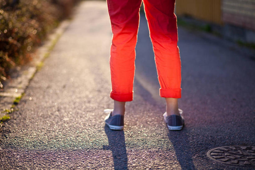 一个人,站,横图,室外,白天,街道,鞋子,日光,瑞典,折叠,摄影,张开双腿,等,展开双腿,彩图,伸展双腿