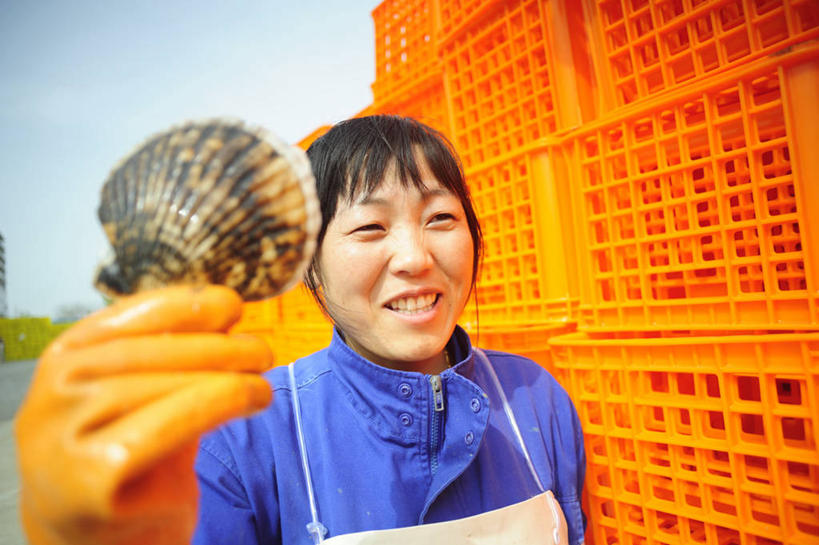 成年人,脸,头,脸颊,一个人,笑,微笑,露齿笑,横图,室外,特写,白天,正面,快乐,幸福,安全,渔业,大连,仅一个年轻女性,仅一个女性,仅一个人,堆叠,围裙,防护,拿着,休闲装,肩膀,天空,手套,橙色,摄影,保护,保险,辽宁省,写实,保全,周全,安稳,安定,防护手套,平安,年轻女性,女人,女性,亚洲人,年轻人,头部,脸部,脸蛋,面部,彩图,龙虾笼