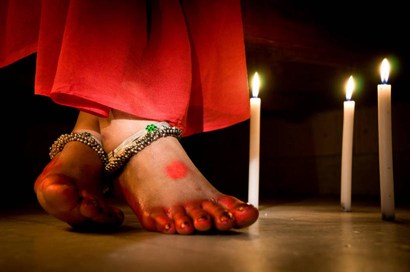 成年人,一个人,站,横图,室内,特写,蜡烛,孟加拉国,印度,亚洲,仅一个女性,火焰,烛光,纹身,红色,摄影,部分,高雅,脚链,南亚,足,印度文化,孟加拉人民共和国,双腿交叉,彩图,传统文化