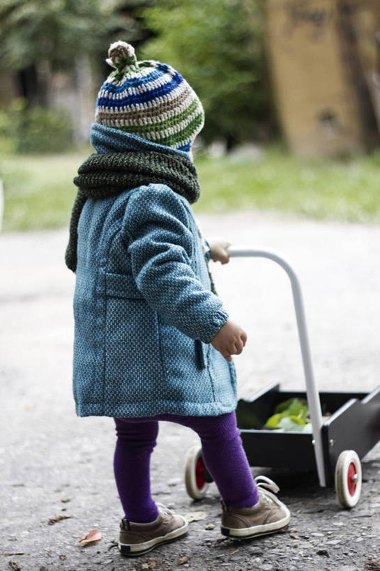 西方人,婴儿,儿童,一个人,站,推,竖图,室外,特写,白天,纯洁,路,帽子,欧洲,欧洲人,仅一个人,小孩,可爱,摄影,活泼,宝宝,纯真,烂漫,无邪,编织帽,折叠童车,立陶宛共和国,伶俐,天真,白种人,孩子,彩图