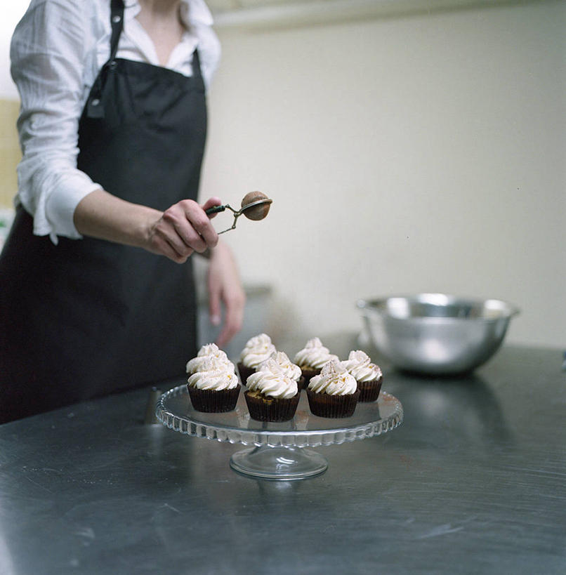 成年人,一个人,竖图,室内,白天,仅一个女性,准备,围裙,拿着,碗,摄影,清新,糖衣,立陶宛共和国,纸托蛋糕,蛋糕台,彩图