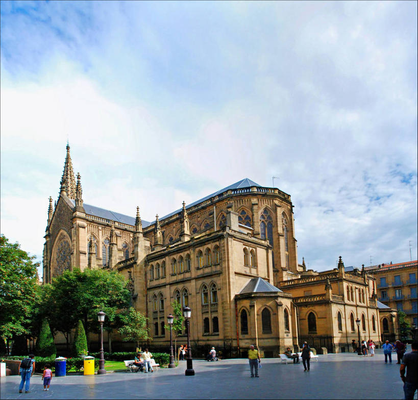 横图,室外,白天,建筑,街道,路灯,西班牙,云,许多人,树,天空,一群人,摄影,宗教,基督教,宗教建筑,哥特式风格,巴斯克自治区,圣塞瓦斯蒂安,彩图,大教堂