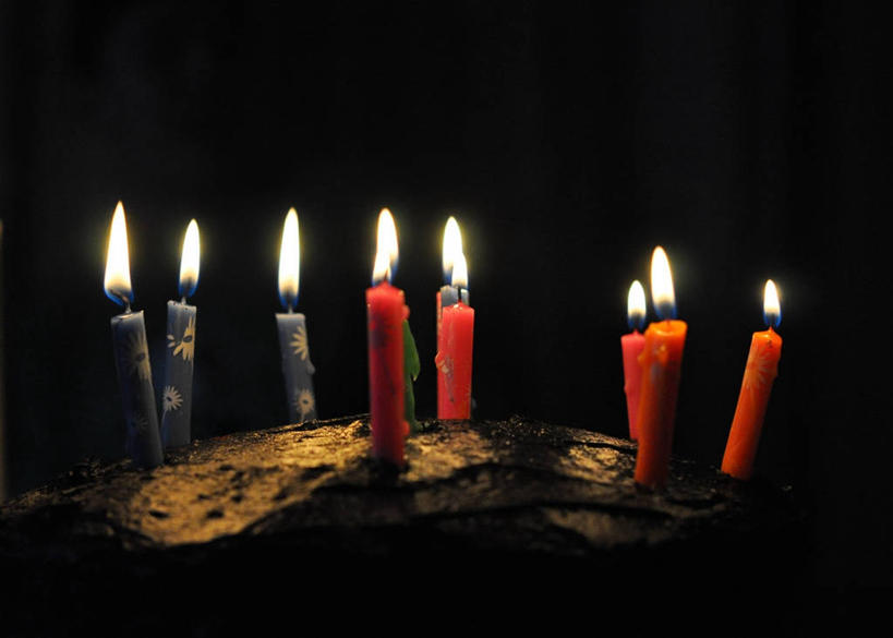 无人,横图,特写,生日,蜡烛,美国,黑色背景,庆祝,火焰,燃烧,热,饮食,甜食,生日蛋糕,诱惑,摄影,照亮,庆贺,北美,北美洲,祝贺,美洲,出生,北亚美利加洲,亚美利加洲,密歇根,密歇根州,貂熊州,狼獾之州,狼獾州,诞生,烛炬,彩图,影棚拍摄,美利坚合众国