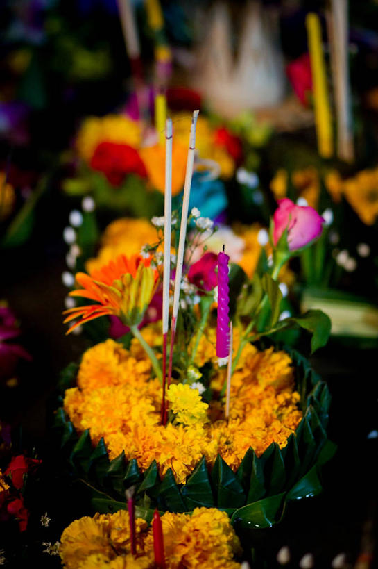 无人,竖图,室外,特写,夜晚,蜡烛,叶子,曼谷,泰国,庆祝,首都,佛香,花,摄影,泰国文化,灵性,彩图,传统节日