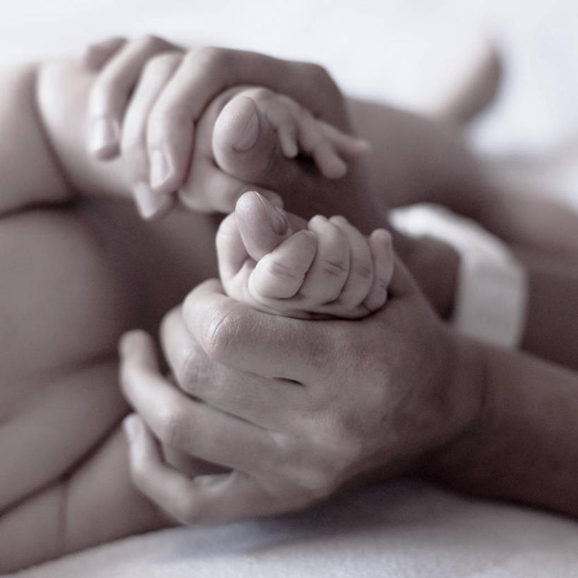 婴儿,成年人,手,裸体,两个人,家庭,母亲,女儿,儿子,躺,方图,室内,特写,白天,西班牙,连接,温暖,温馨,一家人,摄影,部分,和睦,女人,手牵手,彩图,爱,融洽