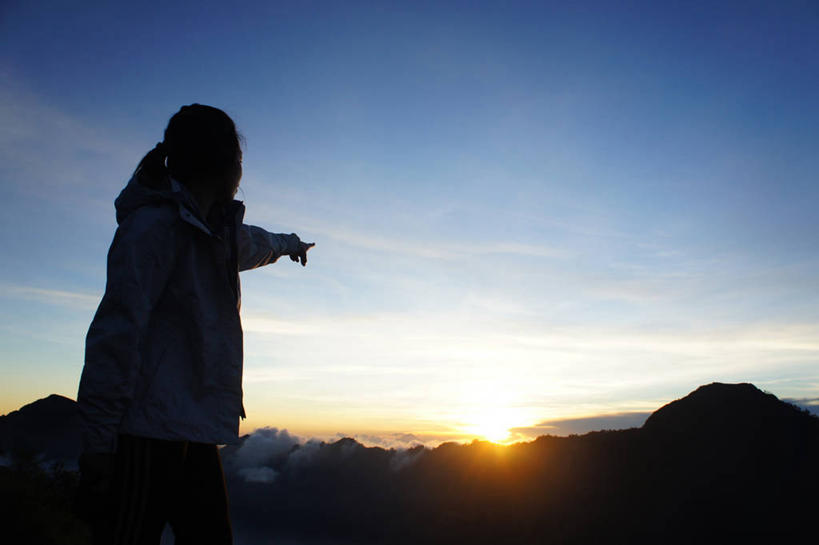 成年人,一个人,横图,室外,度假,火山,日落,山,太阳,日光,印度尼西亚,仅一个女性,指,云,指点,休闲装,风景,天空,自然,摄影,指向,龙目岛,冒险,半身,彩图