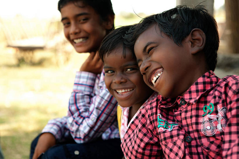 儿童,脸,头,脸颊,一个人,三个人,坐,笑,微笑,露齿笑,横图,室外,白天,衬衫,快乐,友谊,幸福,纯洁,印度,仅一个男性,仅一个人,并排,乡村,肩膀,小孩,仅一个小孩,可爱,童年,童趣,摄影,童真,烂漫,无邪,马哈拉施特拉邦,天真,男孩,男人,男性,孩子,头部,脸部,脸蛋,面部,半身,彩图,男生,那格浦尔