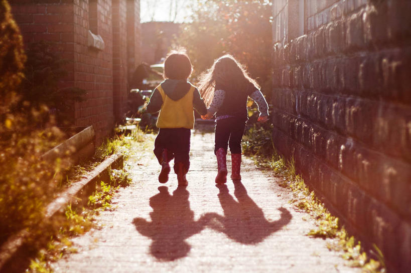 儿童,两个人,兄弟,姐妹,跑,横图,室外,纯洁,日光,英国,连接,阴影,墙,首都,休闲装,草,背面,黄昏,可爱,童年,童趣,摄影,逆光,童真,烂漫,无邪,加的夫,南格拉摩根郡,天真,男孩,男性,女孩,女性,手牵手,彩图