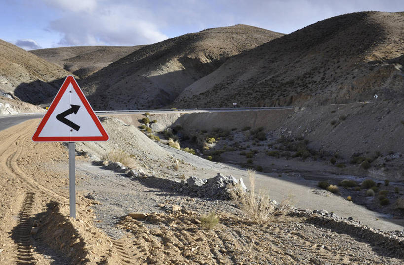 无人,横图,室外,白天,丘陵,山,路,指示牌,阿根廷,弯曲,标志,文字,云,方向,标识,布告,箭头,天空,自然,摄影,指导,指向,交通标志,簇,危险,岩石,彩图