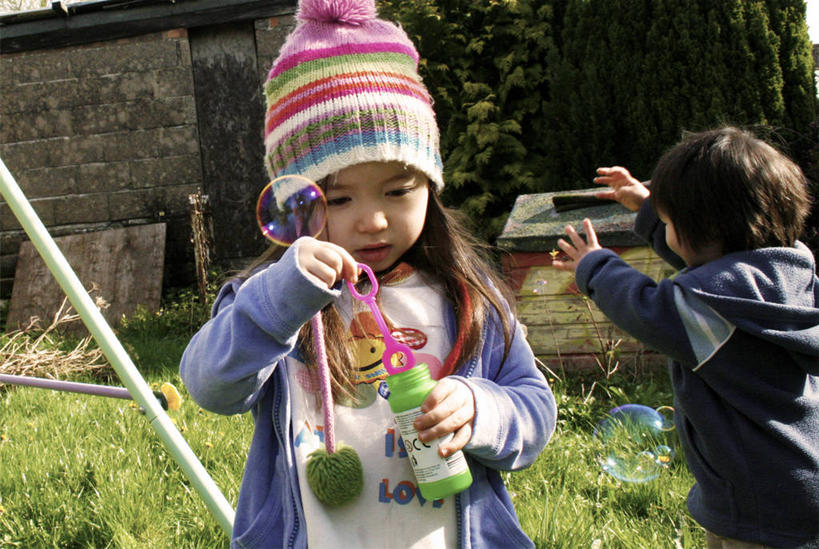 儿童,两个人,站,横图,室外,白天,纯洁,帽子,英国,拿着,休闲装,吹泡泡,草,小孩,泡泡,可爱,童年,童趣,摄影,享乐,脆弱,童真,烂漫,无邪,编织帽,茄克,天真,男孩,女孩,孩子,半身,彩图