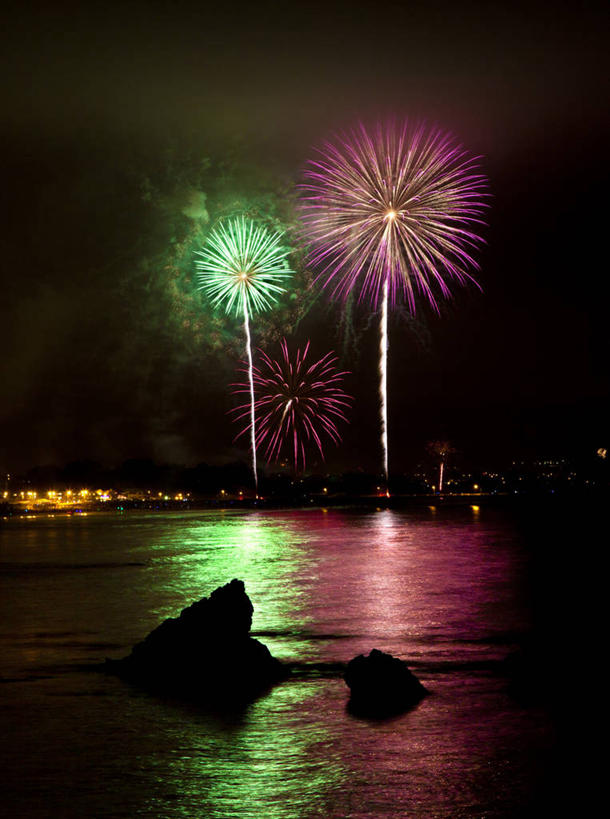 无人,竖图,室外,夜晚,爆炸,海洋,美国,庆祝,反射,天空,摄影,照亮,加利福尼亚,海滩,岩石,彩图,皮斯摩海滩,传统文化