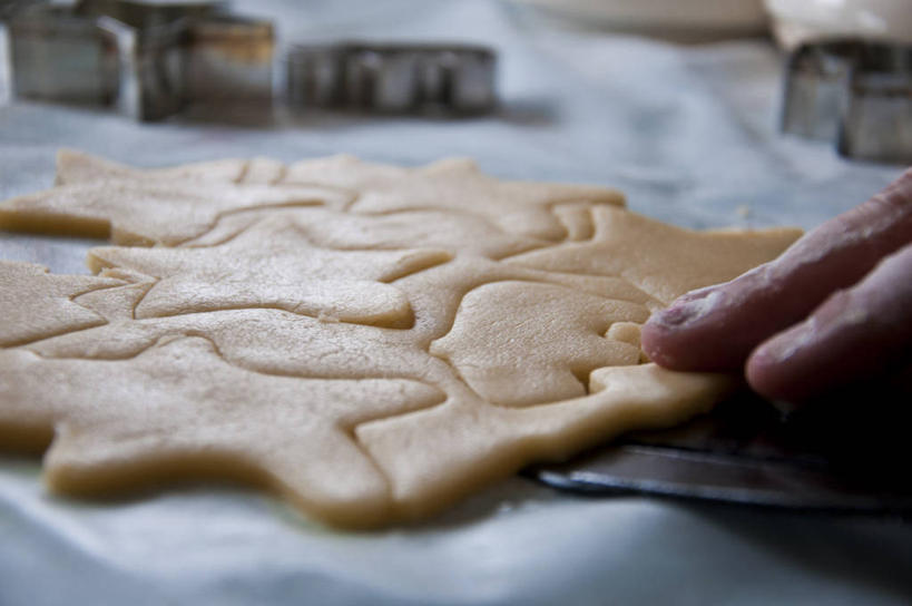 一个人,家庭,横图,室内,特写,厨房,加拿大,准备,面粉,饮食,温暖,温馨,星形,一家人,手指,花生酱,摄影,部分,和睦,刮刀,彩图,融洽,成分