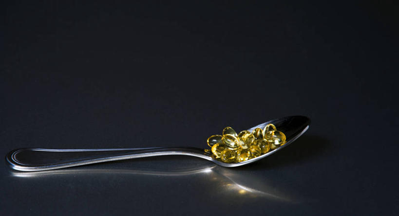 无人,横图,特写,加拿大,黑色背景,反射,药丸,汤匙,摄影,维生素,营养品,温哥华,大不列颠哥伦比亚,彩图,影棚拍摄