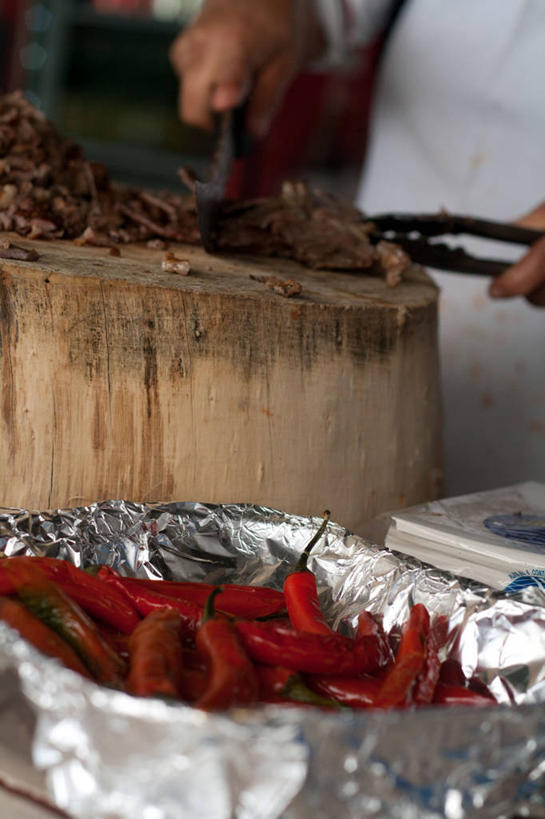 成年人,一个人,竖图,室外,白天,蔬菜,墨西哥,仅一个男性,准备,餐盘,饮食,红色,摄影,北美,北美洲,拉丁美洲,美洲,健康食物,北亚美利加洲,亚美利加洲,墨西哥合众国,仙人掌王国,北下加利福尼亚,北下加利福尼亚州,下加利福尼亚州,自由市,蒂华纳,提华纳,红辣椒,彩图