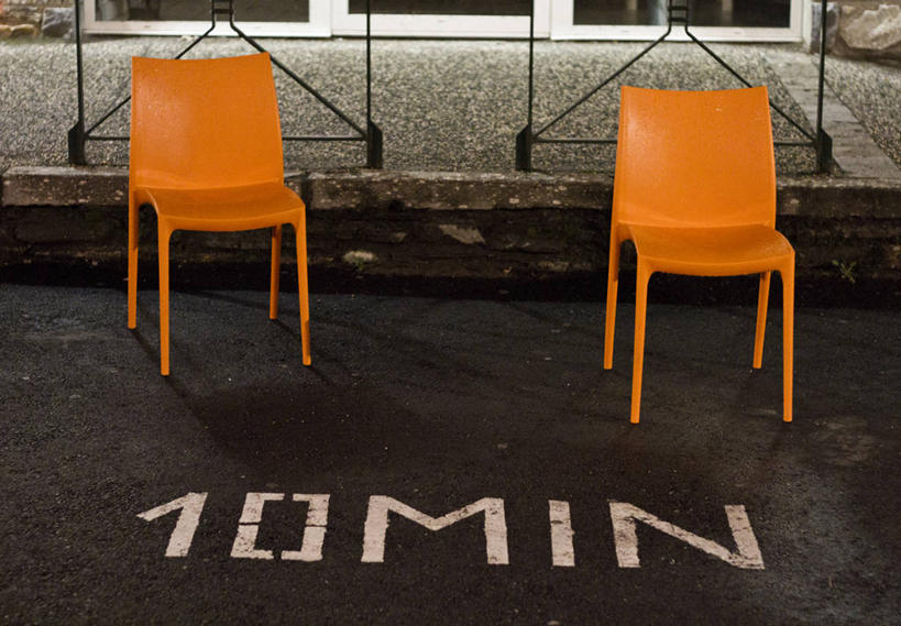 无人,横图,室外,白天,通讯,椅子,法国,数字,塑胶,人行道,两个,橙色,摄影,英文字母,交通标志,彩图