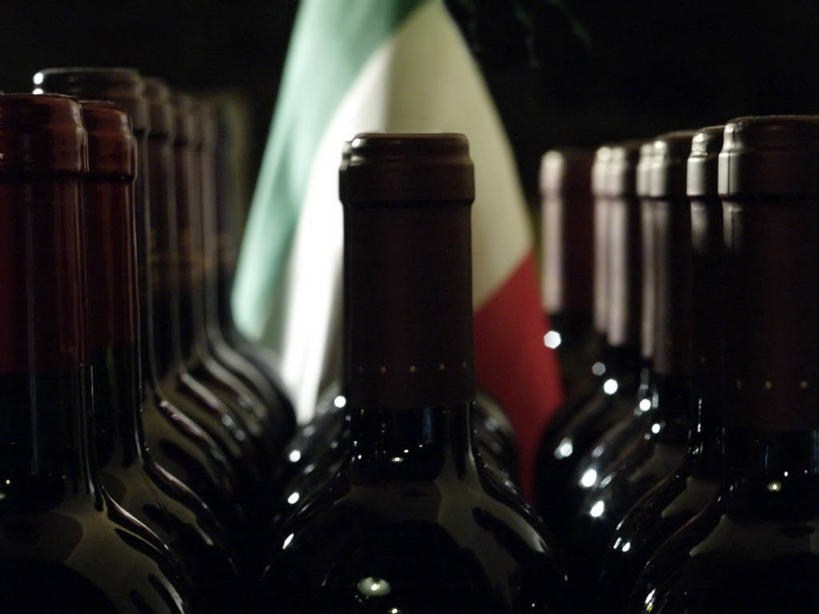 无人,横图,室内,特写,意大利,一排,许多,丰富,整齐,很多,酒瓶,排列,瓶子,摄影,队列,身份,意大利文化,爱国主义,意大利国旗,彩图