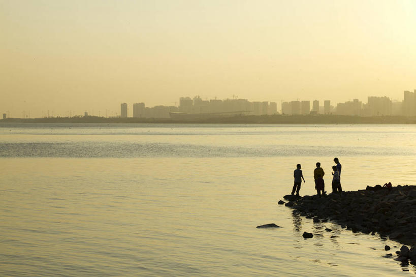四个人,站,横图,室外,度假,海洋,日落,水,城市,深圳,休闲装,天空,摄影,剪影,休闲活动,彩图