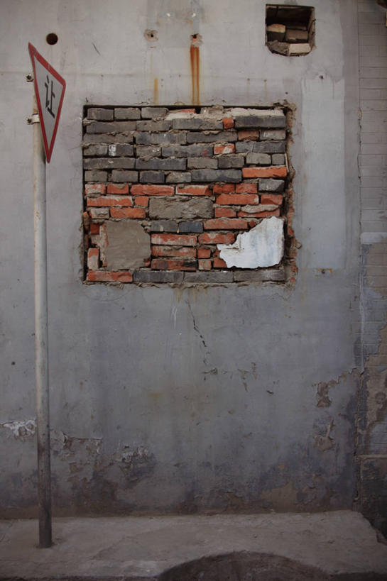 无人,竖图,室外,白天,窗户,胡同,北京,砖,首都,摄影,交通标志,彩图