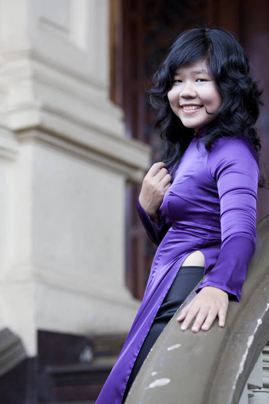 成年人,一个人,栏杆,站,笑,微笑,露齿笑,竖图,室外,白天,快乐,信心,楼梯,建筑,越南,仅一个年轻女性,仅一个女性,仅一个人,柱子,紫色,靠,靠着,摄影,肖像,胡志明市,年轻女性,女人,女性,年轻人,长发,彩图,奥黛,美人