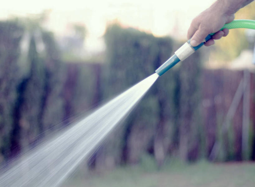 手,一个人,横图,室外,白天,水,西班牙,塑胶,拿着,摄影,部分,软管,撒,彩图